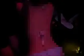 不可思议！酒吧惊现比基尼女子！在地上爬行引发热议！图片