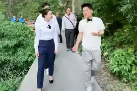 说得好！董宇辉游览重庆景区，见有轿夫等待游客坐轿子，反应亮了图片