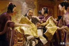 乾隆起床后，让身边的宫女帮他冲“龙沟”，宫女一听顿时喜笑颜开图片