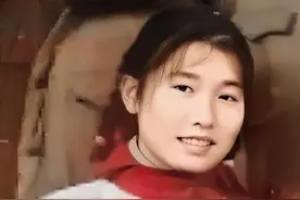 1973年，女知青携农村丈夫回城探亲，丈夫两眼直直地看着墙上图片