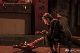 大舅去世那天晚上，家里出现了许多蛇缠绕在大舅的冰棺上图片
