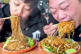 爷俩发生点小矛盾，没有一顿饭解决不了的，俩分炒米粉，简单快乐视频封面