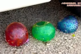 我是一个很时尚的女生上网聊QQ天天在课本下边藏着小妮子的爱情书