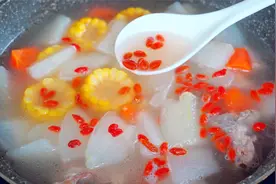 冬瓜炖排骨汤，切记不要先放盐，也不要先加盖，多做2步汤浓味美视频封面