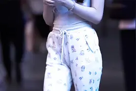 街拍  大长腿   紧身牛仔裤穿搭  微胖女生  路人视角视频封面