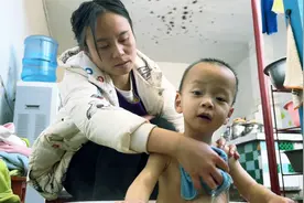 妈妈给儿子洗澡，洗澡就像洗衣服，18个月宝宝真享受视频封面