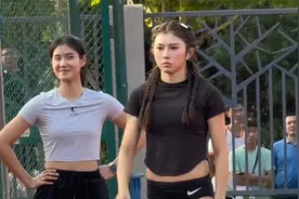 太可爱了！夏思凝晒与吴艳妮同框憋笑表情包，调侃自己是个搞笑女视频封面