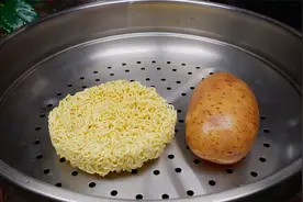 把方便面和土豆放锅里蒸一蒸，出锅瞬间变美食，实在太香了视频封面