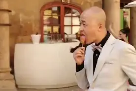 小伙太搞笑了，身高不够踮脚来凑，太有意思了