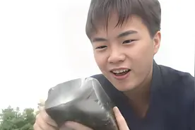 小伙河边意外捡到奇怪的黑砖，岂料黑砖报恩，帮小伙成为人生赢家视频封面