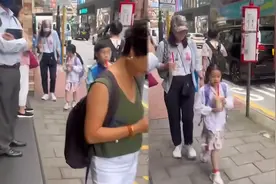 郭晶晶带娃上兴趣班，造型朴素低调到要认不出，签名字迹非常好看视频封面