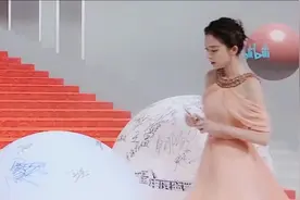 明星签名有多少花样？王俊凯画波浪线，杨幂直接用拼音视频封面