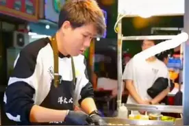 90后医生下班摆摊日入1500元：医者不可两心，副业岂能兼顾？视频封面