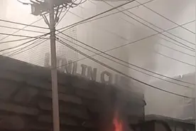 大连有名的琳琳舞厅起火，消防处置了两三小时，人员伤亡不明视频封面
