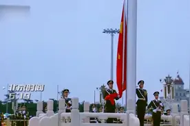 国旗护卫队震撼登场！一起来见证庄严的升旗仪式！丨挑战视频封面