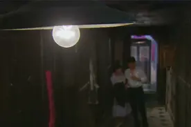 美女送醉酒男人回屋，心中防线被击碎了，主动投怀送抱视频封面