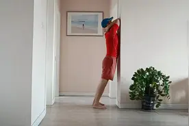 一个人的状态都背在后背，教你一招改善圆肩驼背，7天见效！