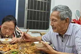 远嫁女儿回娘家，帮忙干农活，回家下厨做贵州特色食，餐桌上感动视频封面