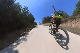 山地自行车长距离上坡时,锁紧前叉,可以有效降低自行车的骑行泄力视频封面