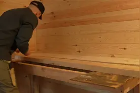 木屋的原木水槽，用手工工具制作厨房，雨水和大风视频封面