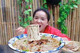 贵州卤味牛肉粉，加牛肉加酸菜，配胡辣椒嗦粉很过瘾视频封面