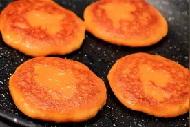 红薯别光熬粥喝，试试这个只用两种材料做的红薯早餐饼健康又好吃视频封面