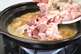 一锅光是汁拌饭能吃3大碗的广东猪杂煲，正宗又特色的做法，真香视频封面