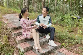 夫妻俩刚离婚，前妻就主动提出再抱她一次，结果前夫的反应太逗了视频封面