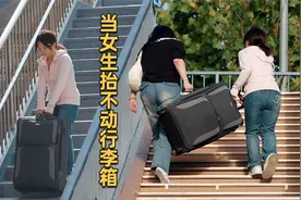 “我帮你拿”看到女生提不动行李箱，路人小哥上前一把提起视频封面