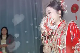 最帅新郎，狂吻新娘，吻得新娘喘不过气视频封面
