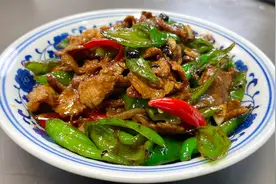 辣椒炒肉在家这样做，比饭店还好吃，肉片嫩滑青椒鲜香，超下饭