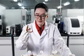 240秒起底听花酒推手张雪峰：靠讲故事博眼球，产品都贵得离谱视频封面