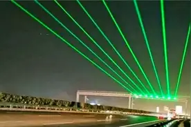 高速上的绿色激光束是干什么用的？老司机：这都不懂还跑高速？