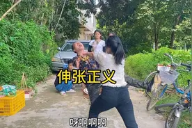 地痞流氓欺压百姓收保护费，女英雄挺身而出伸张正义结果太快人心视频封面
