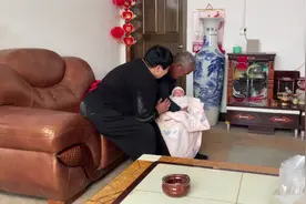 莎莎老公家有集会，莎莎带孩子回家，孩子爷爷奶奶争着抱孩子视频封面