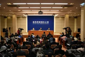 台湾女教授扬言，“台湾不可能回归中国”，几天后就被吊臂砸死(1视频封面