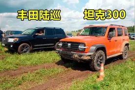 丰田陆巡泥地越野对比坦克300，起步瞬间，才知道差距有多大？视频封面