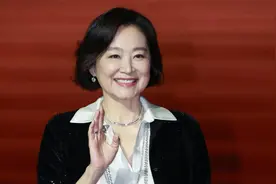 69岁林青霞获金马奖终身成就奖，现场寄语年轻演员，要敢想敢拼视频封面