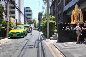 在泰国曼谷的Asok韩国城和素坤逸街漫步视频封面