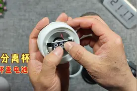 小米茶水分离杯不显示水温，尝试拆开杯盖更换纽扣电池视频封面