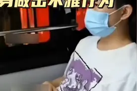 309. 公交车上，一男子解开拉链，用包挡住下身做出不雅行为。#金视频封面