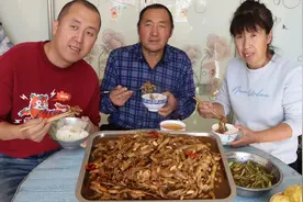 秋天豆角大丰收，在冰箱放85天，今天做道豆角炒肉，又香又下饭！视频封面