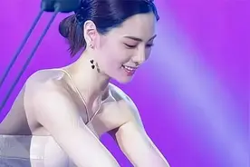 全球第一美女到底有多漂亮？穿上“液体人鱼裙”，简直美到窒息！视频封面