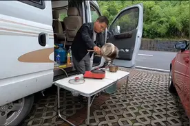 和50岁大姐结伴旅行，一大早大姐失踪了，小伙找遍整个山谷视频封面