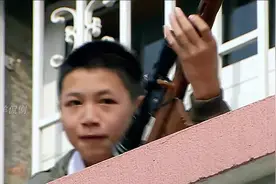 小男孩利用自制的狙击枪瞄准爷爷，爷爷带他到靶场射击.视频封面