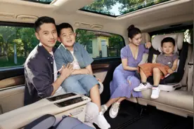王雷带娃探班李小萌，俩儿子正脸曝光长相随爸，准备惊喜好贴心视频封面