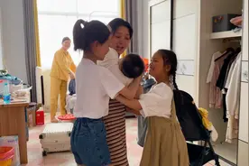小媛带着孩子回来了，姑姑看到侄儿爱不释手，一家人更是争着抱视频封面