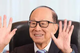 96岁李嘉诚罕见亮相：精神状态非常好！基金会捐赠肝癌治疗仪器视频封面