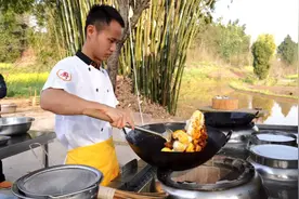 厨师长教你：“小土豆烧大公鸡”的家常做法，鸡肉很香土豆很耙合视频封面