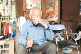 农村80岁大爷发工资了，找瓶好酒喝二两，看大娘让大爷吃的啥酒肴视频封面